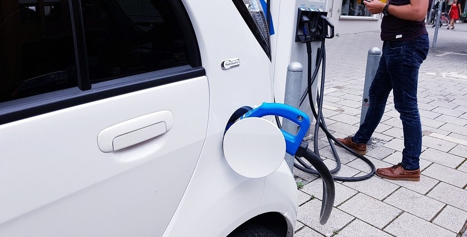 L'installation d'une borne de recharge électrique dans le Val-de-Marne